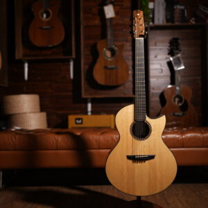 Chickadee Guitar Hattori: Grand OMC|Bearclaw Italian Spruce|Claro Walnut